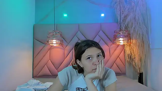 Snapshot of AngelaaCute_ chatting on 12.21.24 AngelaaCute online show from 12.21.24