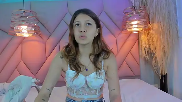 Snapshot of AngelaaCute_ chatting on 12.31.24 AngelaaCute online show from 12.31.24