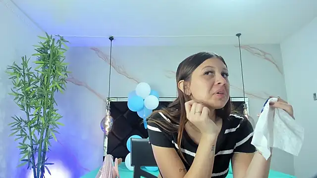 Snapshot of AngelaaCute_ chatting on 10.01.25 AngelaaCute online show from 10.01.25