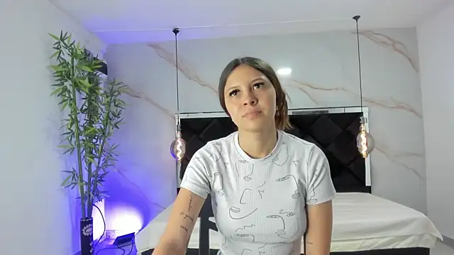 Snapshot of AngelaaCute_ chatting on 11.06.25 AngelaaCute online show from 11.06.25