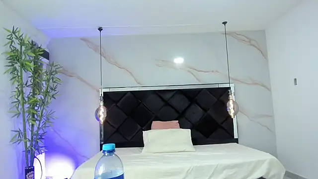 Snapshot of AngelaaCute_ chatting on 11.07.25 AngelaaCute online show from 11.07.25