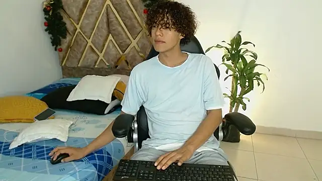 Snapshot of nickolas_moon chatting on 12.25.24 nickolas moon online show from 12.25.24