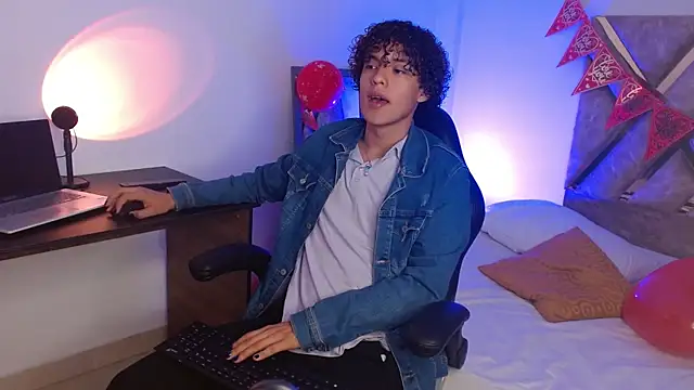 Snapshot of nickolas_moon chatting on 02.16.25 nickolas moon online show from 02.16.25