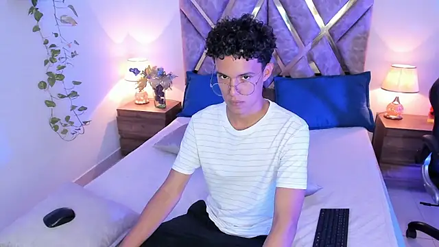 Snapshot of nickolas_moon chatting on 10.15.25 nickolas moon online show from 10.15.25