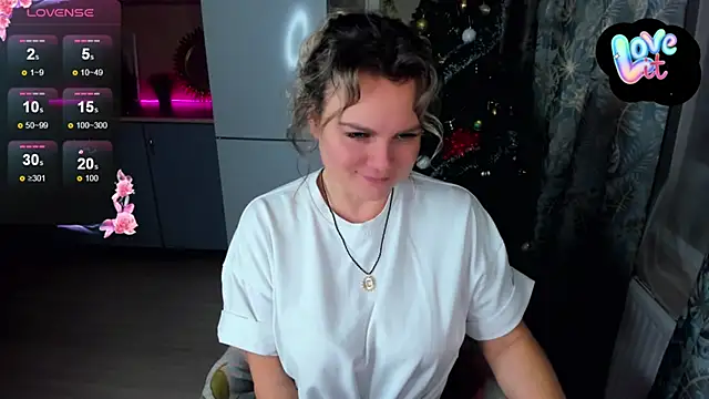 Snapshot of candy_queeen chatting on 12.08.24 candy queeen online show from 12.08.24