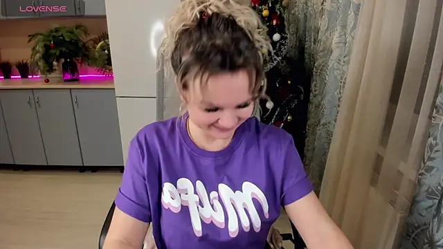 Snapshot of candy_queeen chatting on 12.21.24 candy queeen online show from 12.21.24