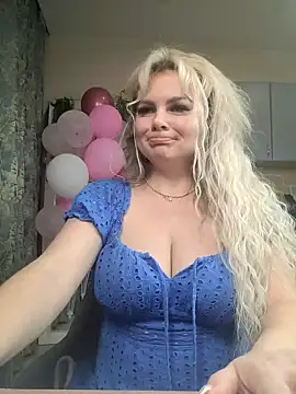 Snapshot of candy_queeen chatting on 02.22.25 candy queeen online show from 02.22.25