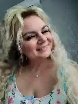 Snapshot of candy_queeen chatting on 02.28.25 candy queeen online show from 02.28.25