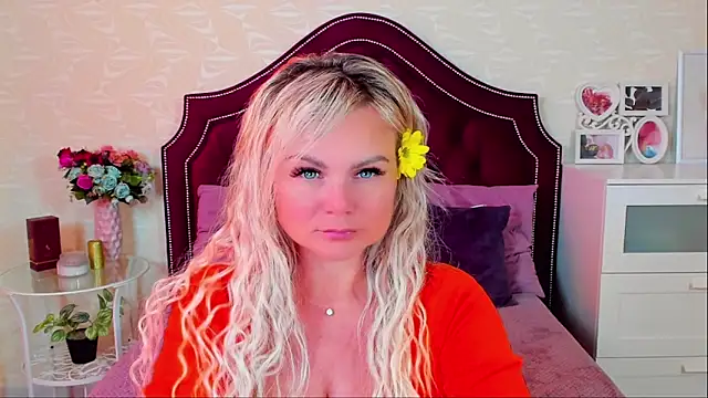 Snapshot of candy_queeen chatting on 03.22.25 candy queeen online show from 03.22.25