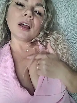 Snapshot of candy_queeen chatting on 09.28.25 candy queeen online show from 09.28.25