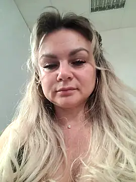 Snapshot of candy_queeen chatting on 10.12.25 candy queeen online show from 10.12.25