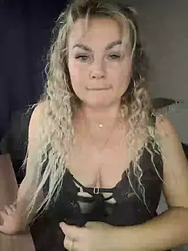 Snapshot of candy_queeen chatting on 11.06.25 candy queeen online show from 11.06.25