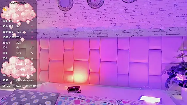 Snapshot of Ari_sunshine_ chatting on 12.27.24 Ari sunshine online show from 12.27.24