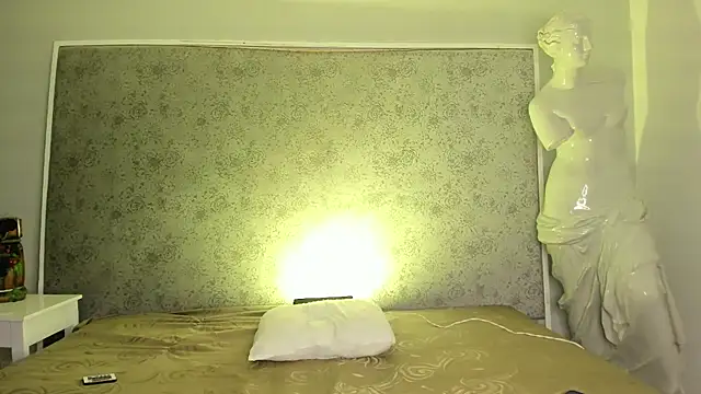 Snapshot of Ari_sunshine_ chatting on 09.18.25 Ari sunshine online show from 09.18.25