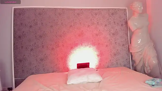 Snapshot of Ari_sunshine_ chatting on 09.23.25 Ari sunshine online show from 09.23.25