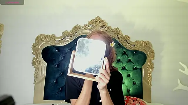 Snapshot of Ari_sunshine_ chatting on 11.17.25 Ari sunshine online show from 11.17.25