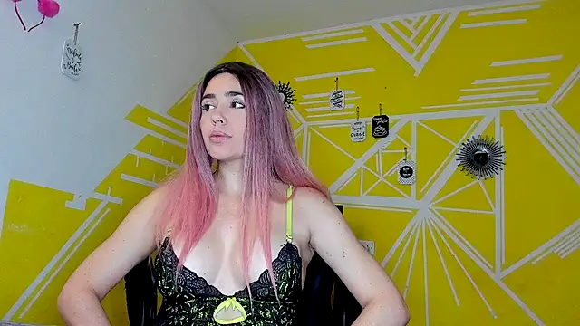 Snapshot of Nikolle_Rouss chatting on 10.23.25 Nikolle Rouss online show from 10.23.25