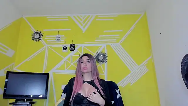 Snapshot of Nikolle_Rouss chatting on 11.28.25 Nikolle Rouss online show from 11.28.25