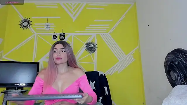 Snapshot of Nikolle_Rouss chatting on 12.05.25 Nikolle Rouss online show from 12.05.25