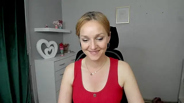 Snapshot of AliciaDesire chatting on 05.21.26 AliciaDesire online show from 05.21.26