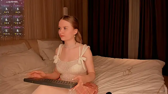 Snapshot of IsabellaTorrance chatting on 02.11.25 IsabellaTorrance online show from 02.11.25