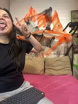 Snapshot of KataleyaStiward chatting on 10.28.25 KataleyaStiward online show from 10.28.25