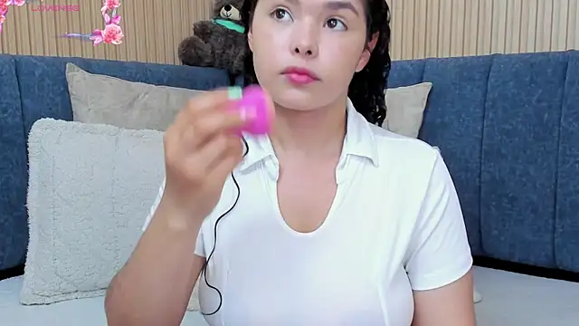 Snapshot of angeline_teen chatting on 10.27.25 angeline teen online show from 10.27.25