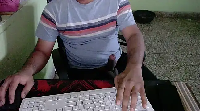 Snapshot of hornycharlie04 chatting on 02.20.25 hornycharlie04 online show from 02.20.25