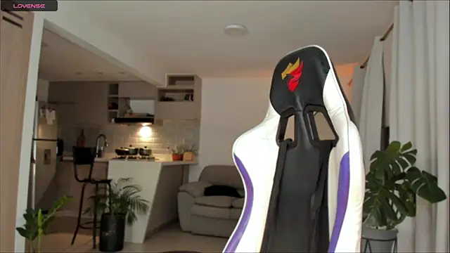 Snapshot of _Miss_Anna_ chatting on 04.08.26 Miss Anna online show from 04.08.26