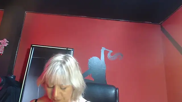 Snapshot of KLOE_PIELL chatting on 12.16.25 KLOE PIELL online show from 12.16.25