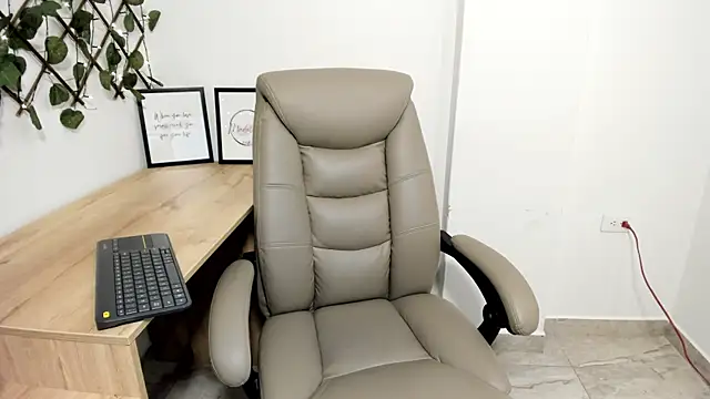 Madeleine  w online show from 11.14.25