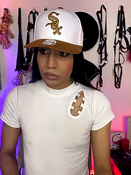 Snapshot of akinoro_ chatting on 11.16.25 akinoro online show from 11.16.25