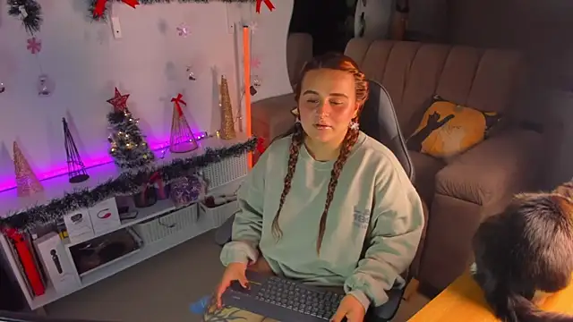 Snapshot of evy_orange1 chatting on 12.17.25 evy orange1 online show from 12.17.25