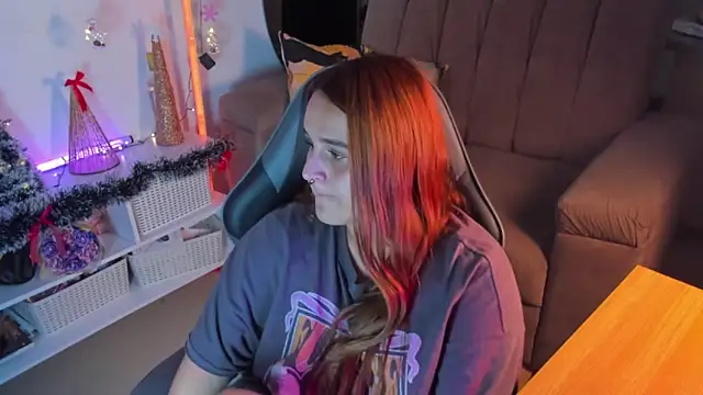 Snapshot of evy_orange1 chatting on 12.19.25 evy orange1 online show from 12.19.25