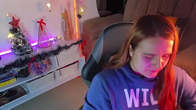 Snapshot of evy_orange1 chatting on 12.20.25 evy orange1 online show from 12.20.25