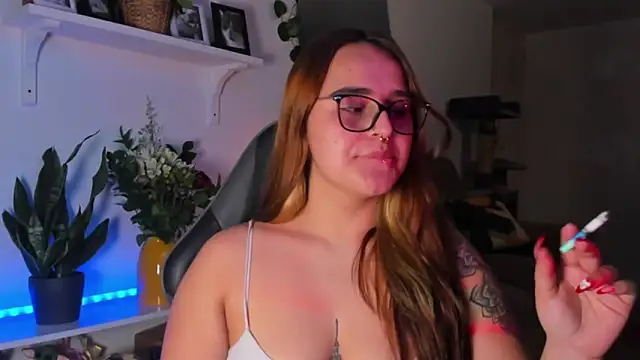 Snapshot of evy_orange1 chatting on 02.25.26 evy orange1 online show from 02.25.26