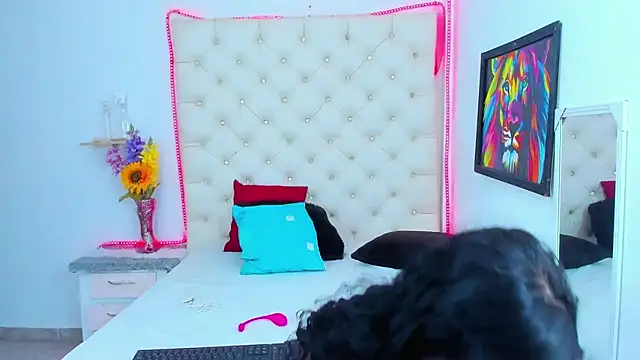 DAFNNEE ROSS online show from 01.12.25