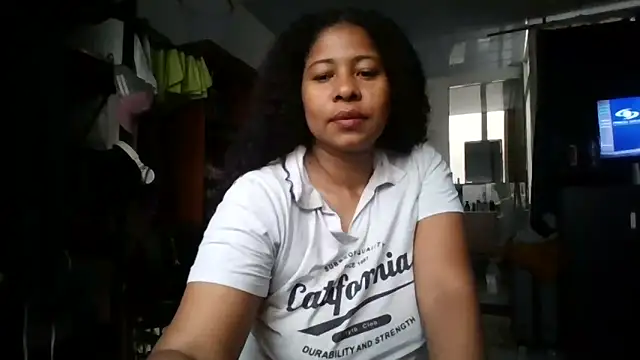 Snapshot of Ivon-09 chatting on 10.27.25 Ivon-09 online show from 10.27.25