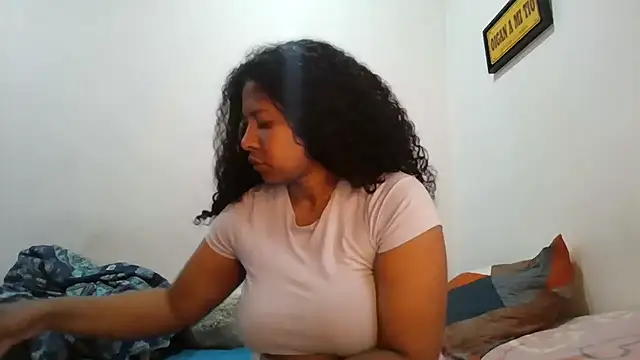 Snapshot of Ivon-09 chatting on 12.14.25 Ivon-09 online show from 12.14.25