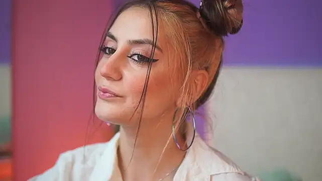 Snapshot of SabrinaHope chatting on 11.17.25 SabrinaHope online show from 11.17.25