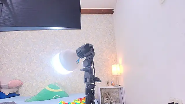 Snapshot of nicol_f chatting on 10.31.25 nicol f online show from 10.31.25