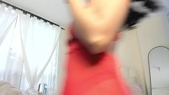 Snapshot of evely_coelloo chatting on 10.24.25 evely coelloo online show from 10.24.25