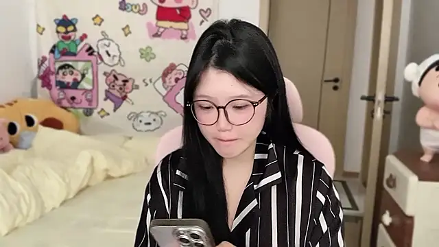 Snapshot of xiSSts chatting on 11.15.25 xiSSts online show from 11.15.25