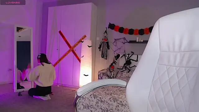 Bellla Haddid online show from 10.29.25