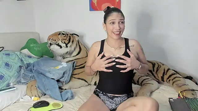 Snapshot of micaelajones chatting on 03.07.25 micaelajones online show from 03.07.25