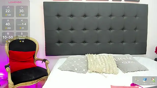 Snapshot of SaraDreamss chatting on 02.21.25 SaraDreamss online show from 02.21.25