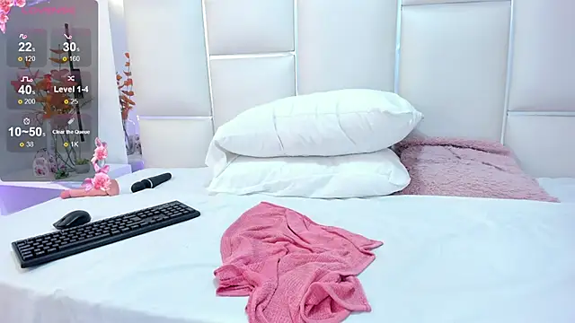 Snapshot of SaraDreamss chatting on 03.08.25 SaraDreamss online show from 03.08.25