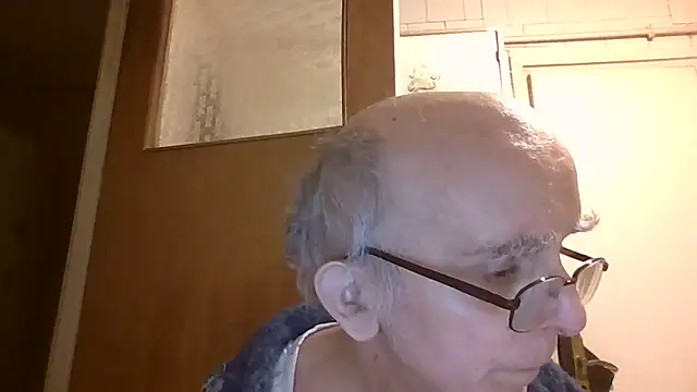 Snapshot of mariusica1@xh chatting on 04.18.26 mariusica1xh online show from 04.18.26