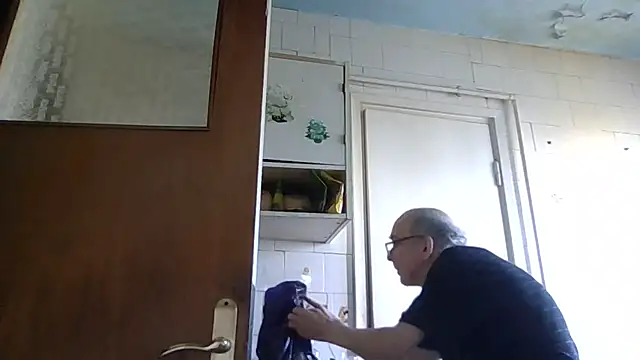 Snapshot of mariusica1@xh chatting on 04.25.26 mariusica1xh online show from 04.25.26