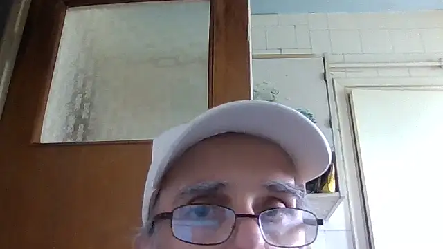 Snapshot of mariusica1@xh chatting on 05.28.26 mariusica1xh online show from 05.28.26